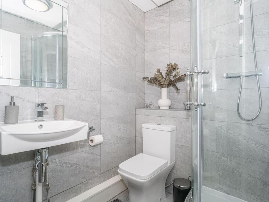 Luxury 2Bed 2Bath Flat In City Centre- Free Parking! Apartment Edinburgh Ngoại thất bức ảnh