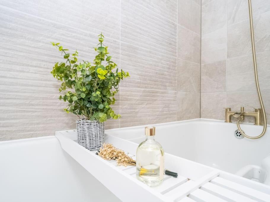 Luxury 2Bed 2Bath Flat In City Centre- Free Parking! Apartment Edinburgh Ngoại thất bức ảnh